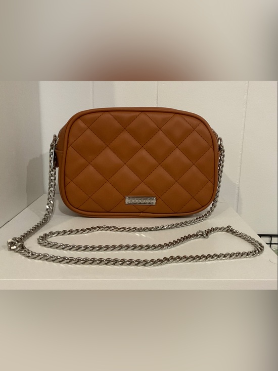 maxwise Handbags - Quilted Tan Crossbody Bag with Silver Chain Strap